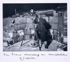 Le commandant Evans observant une occultation de Jupiter, de 